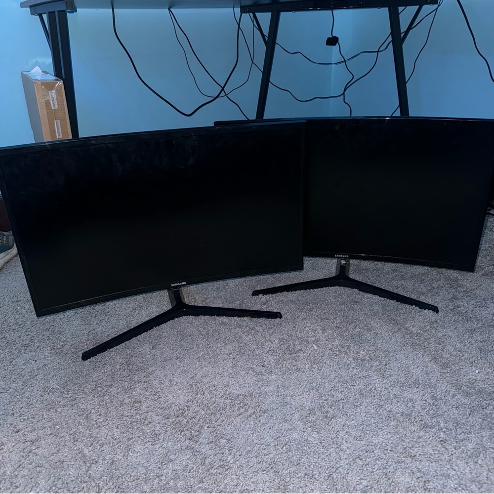 Samsung 27" Essential Curved Monitor Full HD (1920 x 1080) 60Hz LED